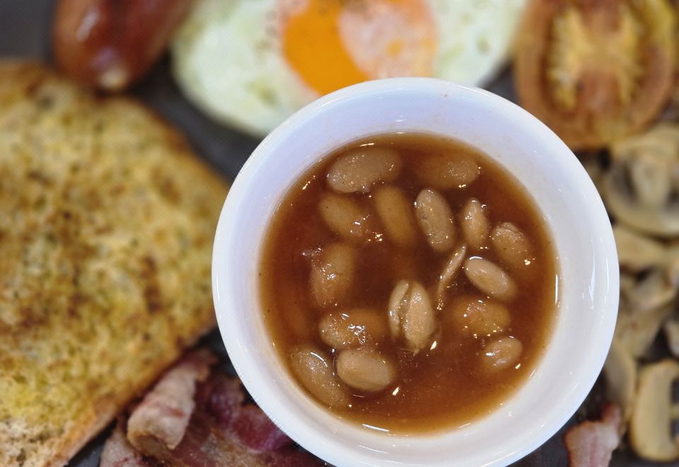 [올라 호스텔의 아늑하고 현대적인 공용 휴게 공간 이미지]