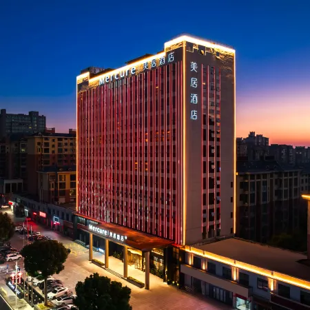 Mercure Hotel Xinyang Baopeng Square