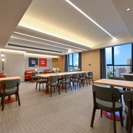 Huayunju No.1 Scenic Hotel (Xinyang Railway Station Tianrun Plaza)