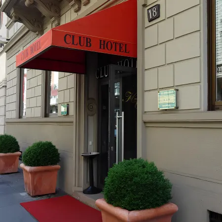 Hotel Club Отели рядом с достопримечательностью «Дискотека Hollywood»