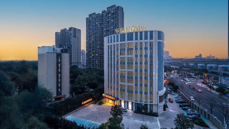 Huarui Lemon Hotel (Zhenjiang Railway Station Wanda)
