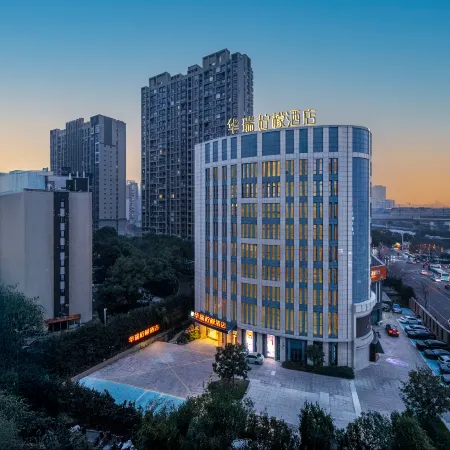 Huarui Lemon Hotel (Zhenjiang Railway Station Wanda Plaza)