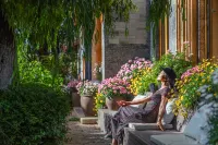 Yue·Seventeen | Panoramic Lijiang Old Town View · Golden Mountain Sunrise · Garden Coffee Guesthouse - Inns