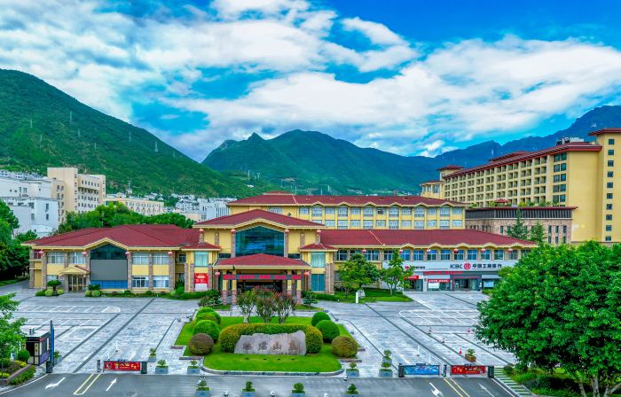 Zhaojun Mountain Villa (Xingshan High-speed Railway Station)