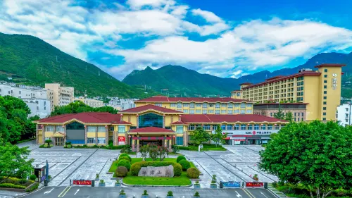 Zhaojun Mountain Villa (Xingshan High-speed Railway Station)