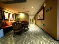 Yongfu County Golden Coast Royal Blessing Hotel - parking