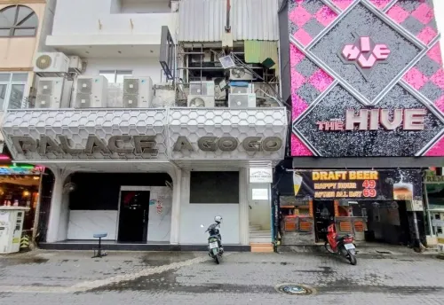 Walking Street Guest House - Inns