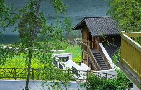 Qiaotou Lakeside Camping Base Отели в г. Шичжу-Туцзяский автономный уезд