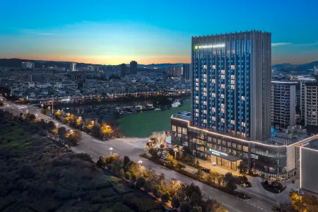 Wyndham Garden Hotel Chuxiong Haiyue Mandarin Отели рядом с достопримечательностью «Chuxiong Normal University»
