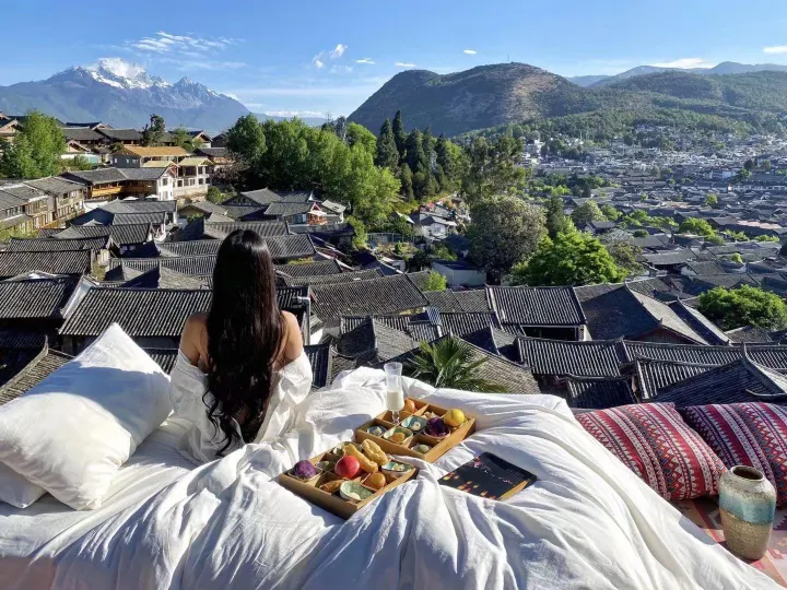 Halfway up the mountain, it's mine; the mountain retreats into seclusion