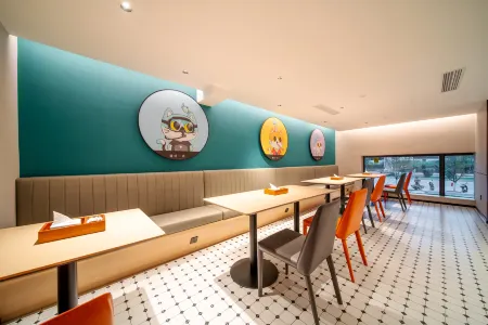 City Comfort Inn Hotel (Maoming High-Speed Rail Station Aiqinhai Shopping Park) Отели рядом с достопримечательностью «Анонимный открытый университет»