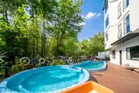 Designer G Homestay - Pools