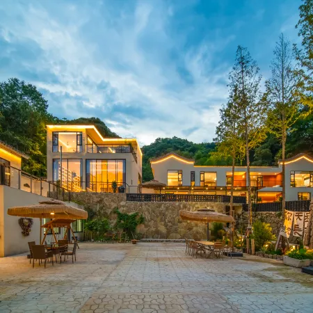 Longyin Gushu Tea-themed Stay