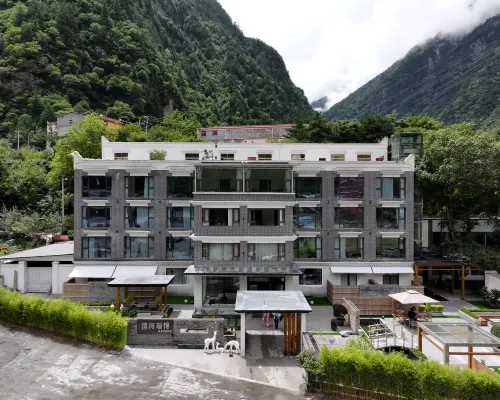 Qinghe Ruijin Private Soup Hot Spring Hotel (Li County Bipenggou Scenic Area Store) فنادق في مديرية لي