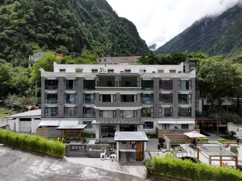 Qinghe Ruijin Private Soup Hot Spring Hotel (Li County Bipenggou Scenic Area Store)