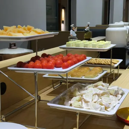 Lequ Zhixuan Hotel (Guanghan Night Market North Railway Station)
