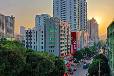 Xincai Hotel (Nanning Chaoyang Square Railway Station Subway Station Store)
