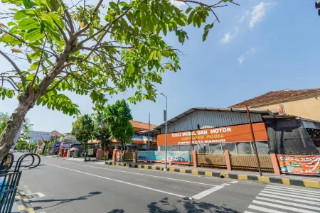 Hotel O Mata Air Guest House Madiun Отели в г. Madiun