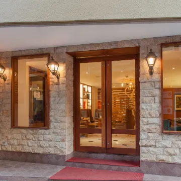 The Somerset Hotel Отели рядом с достопримечательностью «Grand Friday Mosque»