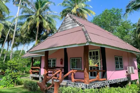 Koh Kood Far East Resort Отели рядом с достопримечательностью «Кут»