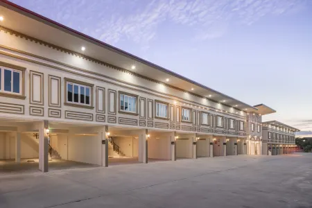 Grandbangsaray Отели рядом с достопримечательностью «Columbia Pictures Aquaverse»