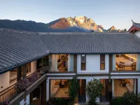 Yulong August Guanshanhai Light Luxury Homestay Hotels near Lijiang Snow Mountain Falcon Valley Scenic Area