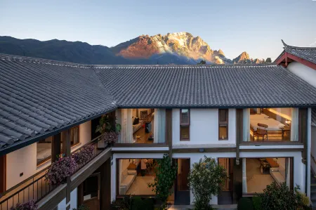 Yulong August Guanshanhai Light Luxury Homestay Отели рядом с достопримечательностью «Lijiang Snow Mountain Falcon Valley Scenic Area»