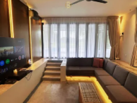 The Luxurious 231, Lake House Villa Hotels in Pegoh