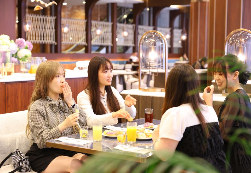 호텔 스프링즈 마쿠하리 프리미어의 리모델링된 객실 내부