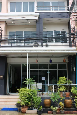 Ananas Phuket Central Hostel - Adults Only