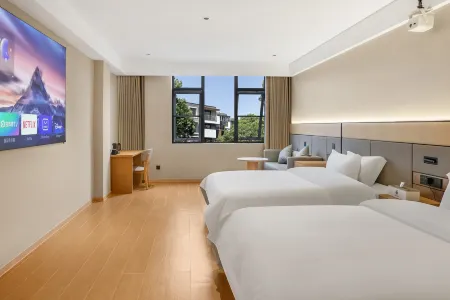 Yuzi Peninsula Hotel (Liancheng Sijiaojing Cultural Square) Отели рядом с достопримечательностью «Jiulong Lake (Jiulong Cave Cluster)»