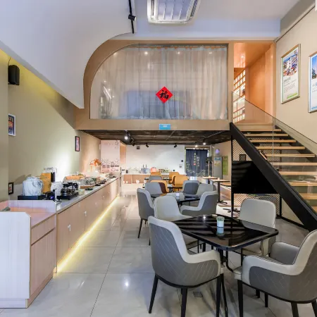 Yiqu Light Luxury Hotel (ZhongshanHotSpringResort)