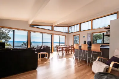 Beachcomber Hotels near Swansea Beach Park