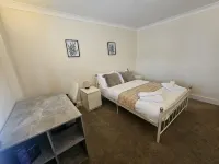 Stylish Whitechapel 1 Bedroom in London Near Elizabeth Line Sleeps 4 - Bathtub