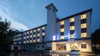 Yunshang Four Seasons Hotel (Longtan Park in Qujing City Center) Отели в г. Цюйцзин