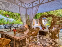 ECOTICA Boutique Hotel Hotels near Playa Biesanz