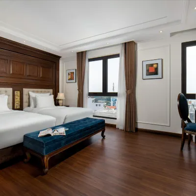 The Q Hotel Отели рядом с достопримечательностью «Озеро Truc Back»