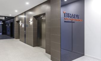 Brady Apartment Hotel Hardware Lane