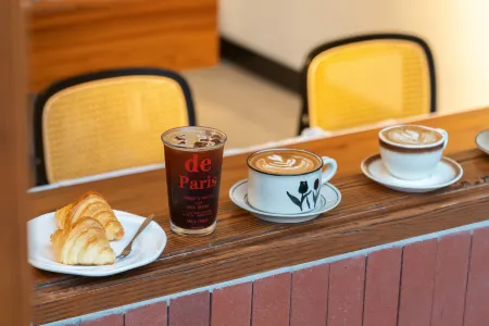 stream Отели рядом с достопримечательностью «One Country Two Systems Beach»