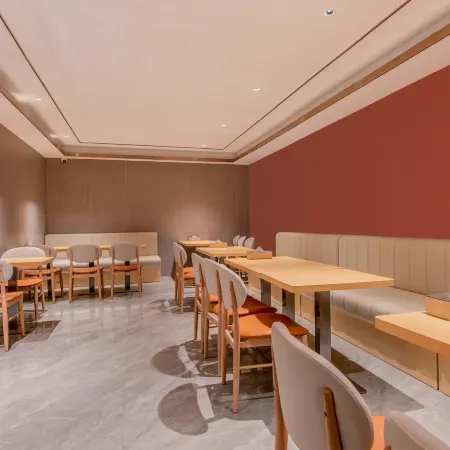 Korla Golden Phoenix Business Hotel (Grand Bazaar Peacock River)