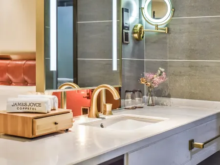 ji fei  hotel (Southern Government Center) Отели рядом со станцией Nanbu Railway Station