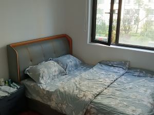 Xining Zhonghai Homestay