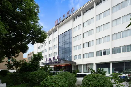 Pingyang Chenmao Guowei Hotel (Wanquan Zhenglou Industrial Zone Zilai Venture Park)