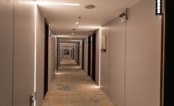 Qianxi Hotel (Zhangjiagang City Center Shopping Park)