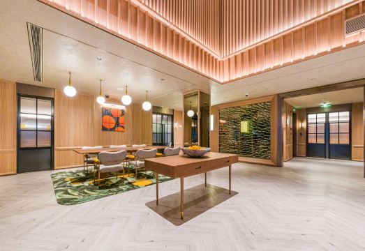Orange 호텔의 세련된 인테리어와 로비 모습