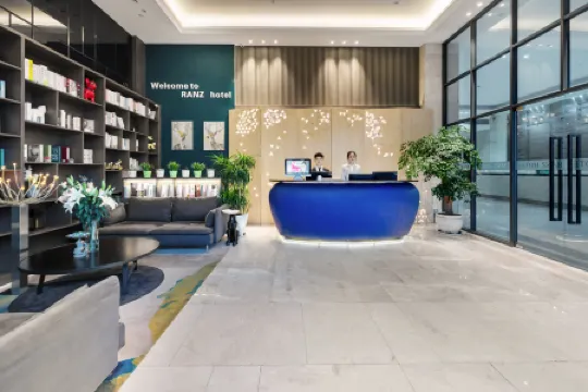 Yunya Hotel (Shenzhen Dalang Commercial Center Yuanfen Subway Station)