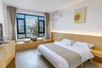 Xinhe Xiaoyuan Homestay (Lijiang High speed Railway Station)