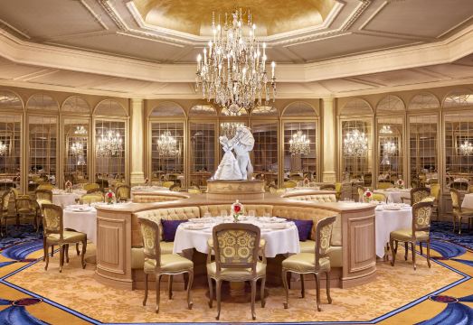 1. 디즈니랜드 호텔..