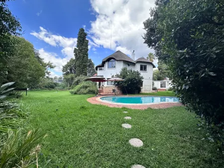 Yvonne's house Отели рядом с достопримечательностью «Витватерсрандский университет»