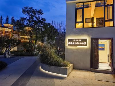 Fuxian Lake Xiyin Temperature Water Pool Villa